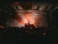 DJ legt auf, die Menge jubelt im Scheinwerferlicht. Ein pulsierendes Erlebnis im techno genre.