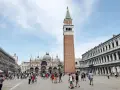 Piazza San Marco, Venezia: la Basilica, il Campanile e la folla. Un'ottima idea per cosa vedere a Venezia in un giorno.