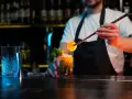 Chcesz zostać barmanem? Sprawdź, jak zacząć i ile zarobisz!