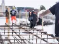 Ręczna wiązarka do zbrojeń w akcji, szybko i sprawnie łączy pręty na budowie.