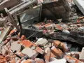 Zniszczony budynek z cegłami i betonem. To pokazuje, że gruz nie nadaje się do wyrzucania do zwykłych śmieci.