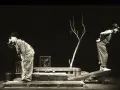 Dwóch mężczyzn w kapeluszach na scenie, w surrealistycznej scenografii. Scena z eugène ionesco sztuki, pełna absurdu i niepokoju.