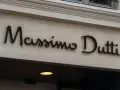 Elegancki szyld Massimo Dutti nad wejściem do sklepu. Planujesz Massimo Dutti zwroty? Sprawdź ofertę!