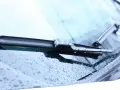 Scheibenwischer mit Wassertropfen. Die Scheibenwaschanlage funktioniert nicht. Woran kann das liegen? Vielleicht ist die Düse verstopft oder die Pumpe defekt.