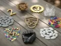 Numerologiczna 4 związki: serce z kolorowych kamyków, złota cyfra 4, kamienie, kryształy, kwiaty, lina, pięść.