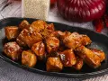 Kawałki indyka w sosie teriyaki, błyszczące i apetyczne, gotowe do podania.