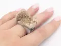 Pierścionek z surowym, kryształowym agatem, który wygląda jak miniaturowa góra.