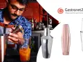 Barman przygotowuje drink w shakerze. Obok widoczne różne modele shakerów.