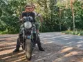 Para wyrusza na motocyklu przez las, marząc o podróży przez Karpaty i Sudety.