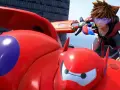 Sora, con su Keyblade, se prepara para la acción junto a Baymax en una escena que anticipa Kingdom Hearts 4.