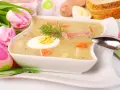 Tradycyjny żurek na zakwasie czy barszcz biały? Z jajkiem, kiełbasą i chrzanem, ozdobiony tulipanami i pisankami.