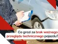 Inspektor spisuje notatki, przypominając o ryzyku mandatu za brak ważnego przeglądu technicznego pojazdu.