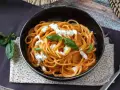 Spaghetti mit cremiger Tomatensoße und Burrata-Klecks. Ein einfaches Gericht, das Lust auf mehr Burrata Rezepte macht.