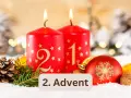 Zwei brennende Adventskerzen, geschmückt mit goldenen Sternen, stehen im Schnee. Die Kerzen zeigen die Ziffern 1 und 2. Wann ist zweiter Advent? Heute!