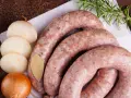 Ile gotuje się białą kiełbasę, aby uniknąć pęknięcia i zachować smak