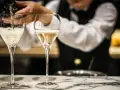 Kelner nalewa musujący prosecco drink do kieliszków. Idealny na toast zamiast proseco.