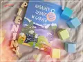 Książka "Hasające zające w górach" z drewnianymi literkami i kolorowymi klockami.