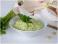 Pesto di sedano fresco, guarnito con mandorle e prezzemolo, pronto per essere gustato.