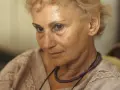Portret starszej kobiety z siwymi włosami, w naszyjniku. W jej oczach widać wspomnienia o ryszarda hanin dzieci.