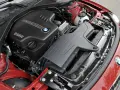 Silnik BMW TwinPower Turbo, model N20, w czerwonym aucie.