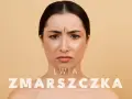 Kobieta z wyraźną lwia zmarszczka między brwiami. Dowiedz się, jak pozbyć się lwiej zmarszczki i odzyskać gładką skórę.