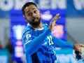 Gracz gog handball w niebieskiej koszulce z numerem 22, gotowy do rzutu.