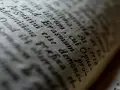 Zbliżenie na tekst księgi, widoczny fragment "Augustini esse", "Admonitione prefixa" - być może psalm 25 tekst.