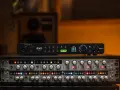 Profesjonalne studio nagraniowe z urządzeniem Audient evo 16 na górze, pod nim rack z przedwzmacniaczami.