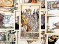 Karta Tarota "The Empress" w otoczeniu innych kart. Królowa siedzi na tronie, trzymając berło, symbolizując płodność i obfitość.