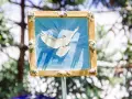 Ein Bild einer weißen Taube vor blauem Hintergrund, das den Heiligen Geist symbolisiert. Perfekt für einen Gottesdienst zu Pfingsten.