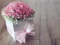 Piękne różowe róże w białym pudełku z różową wstążką. Idealne na prezent, pokazują, jak zrobić pudełko do flower box.