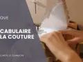 Lexique : Vocabulaire de la couture, tous les mots à connaître. Mains guidant un tissu sous la machine à coudre.