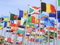 Viele Flaggen wehen im Wind. Ein Symbol für die Möglichkeit, 3 Monate im Ausland zu arbeiten und neue Kulturen kennenzulernen.
