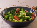 Frischer Brokkolisalat mit Tomaten und Pinienkernen. Ja, man kann Brokkoli roh essen, und er schmeckt so am besten!