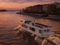Prom Royal Line "Helsinki" płynie po wodzie podczas zachodu słońca, tworząc fale.