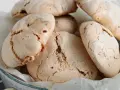 Chrupiące bezy, idealne na zdrową przekąskę. Ten prosty ciastka proteinowe przepis pozwoli Ci przygotować je w domu.