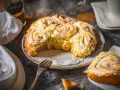 Frisch gebackene Zimtschnecken mit Zuckerguss, ein köstliches Zimtschnecken Rezept, das zum Genießen einlädt.