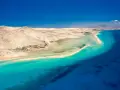Plaża na Fuerteventurze z turkusową wodą, idealna do kąpieli. Fuerteventura temperatura wody zachęca do relaksu.