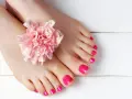 Unghie piedi gel estate, rosa acceso, con un fiore delicato. Perfette per la bella stagione.