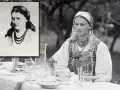 Lucjan Rydel i Jadwiga Mikołajczykówna w strojach ludowych. Jadwiga siedzi przy stole, obok wstawka z jej portretem.