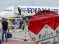 Pasażerowie wsiadają do samolotu Ryanair, a w tle widać paczki papierosów Marlboro. Zastanawiasz się, ile paczek papierosów można przewieźć samolotem?