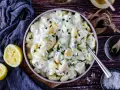Cremiger Kartoffelsalat mit Joghurt, garniert mit Schnittlauch. Dazu passen frische Zitronenspalten.