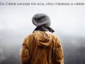 Osoba w brązowej sztruksowej kurtce i czapce patrzy w niebo, jakby szukała odpowiedzi, niczym w psalm 135.