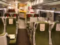 Wnętrze wagonu PKP Intercity IC 4520 Hutnik. Rozkład miejsc w zielonych fotelach, z widocznym barem Wars.