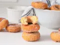 Rosquillas caseras de toda la vida, doradas y espolvoreadas con azúcar. Un bocado dulce que evoca recuerdos.