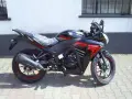 Czarny motocykl Zipp Xrace 50 z czerwonymi akcentami, gotowy do jazdy po miejskich ulicach.