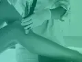 Behandling av benhinneinflammation utsida med laser. En hand i handske håller en laserapparat mot en persons underben.
