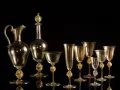 Servizio in vetro di Murano dorato, con decorazioni a foglia d'oro. La maestria nella lavorazione del vetro, che richiede un'accurata gestione della temperatura fusione vetro Murano, crea questi capolavori.