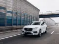 Białe Volvo XC90 na autostradzie. Jaki silnik wybrać do tego SUV-a?