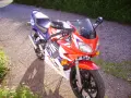 Czerwono-biało-niebieski motocykl Honda NSR 125. Poznaj jego dane techniczne i możliwości.
